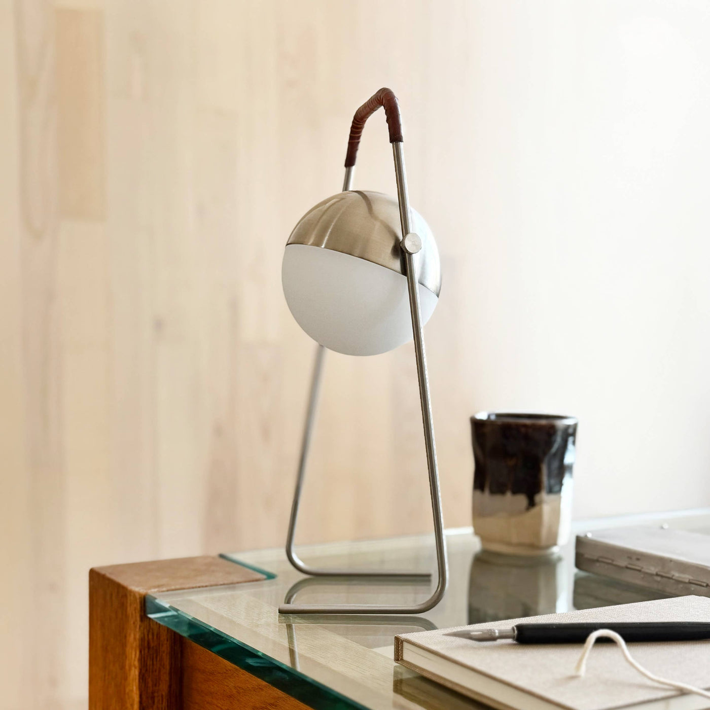 Lámpara de mesa LED recargable Mova marrón