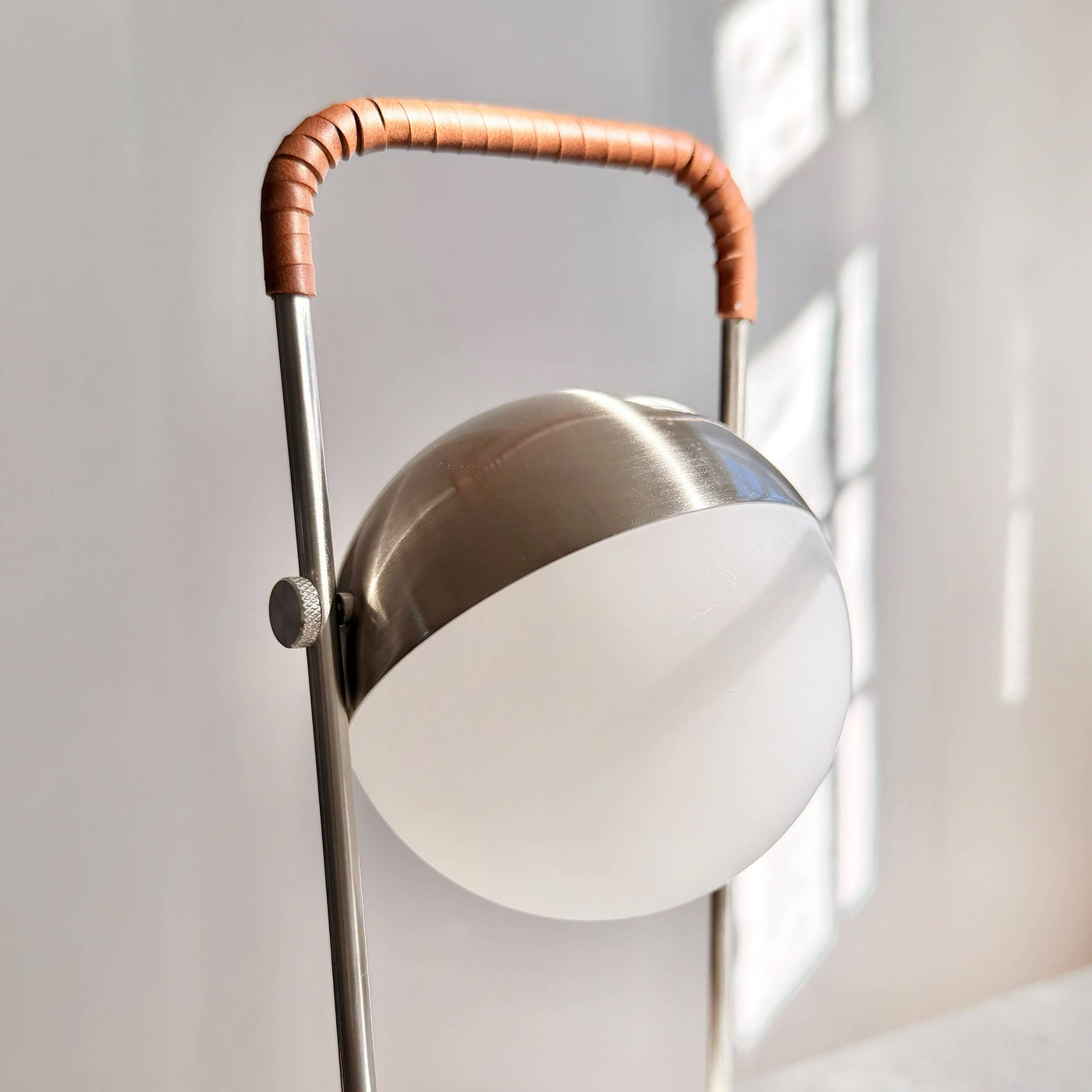 Lámpara de mesa LED recargable Mova marrón