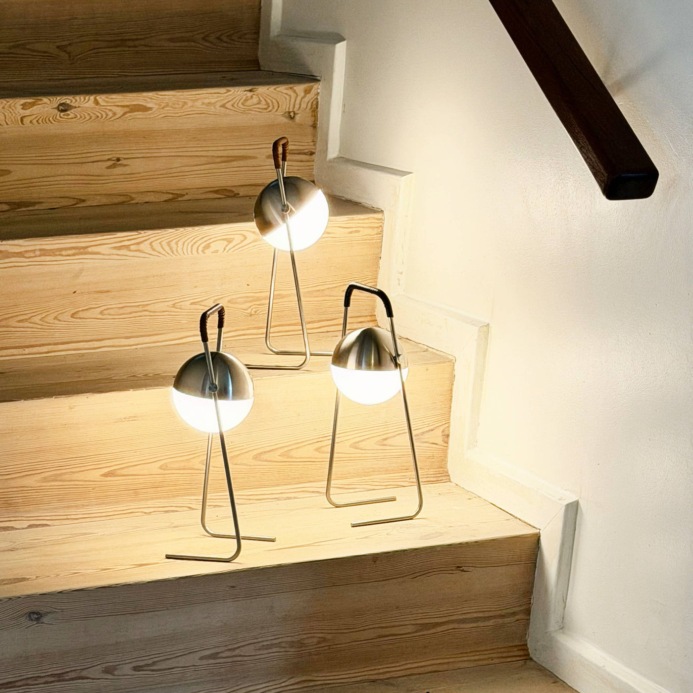 Lámpara de mesa LED recargable Mova marrón