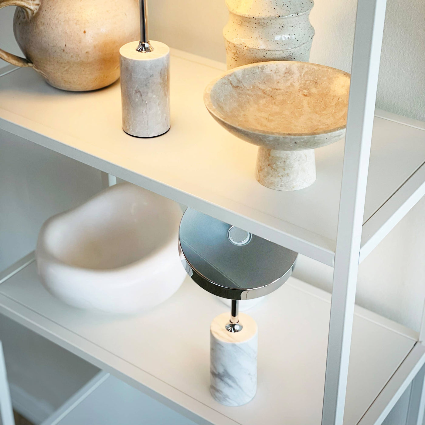 Lámpara de mesa recargable LED Starlight con base de mármol blanco y acabado cromado