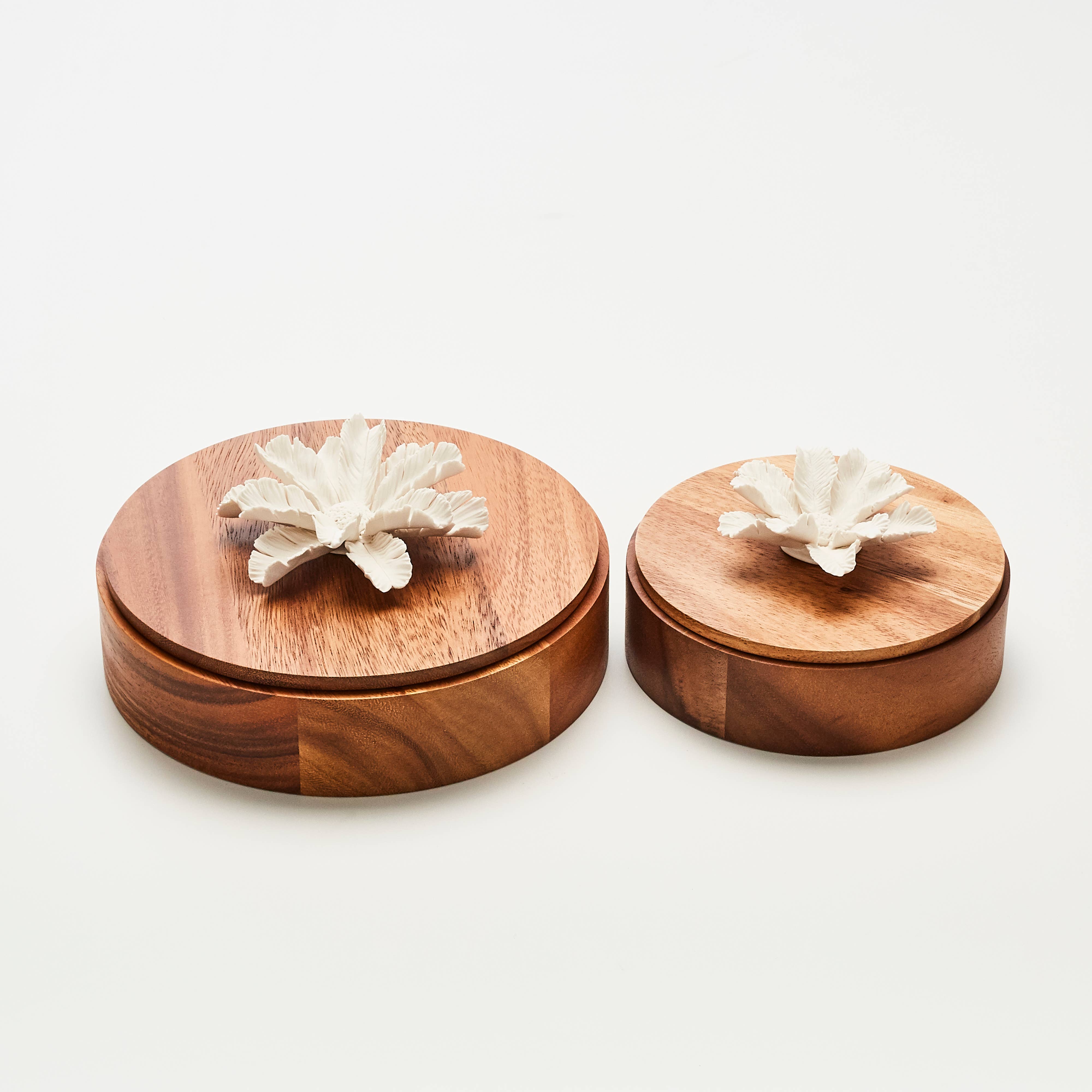 Caja decorativa de madera de acacia y flor de porcelana de 15 cm