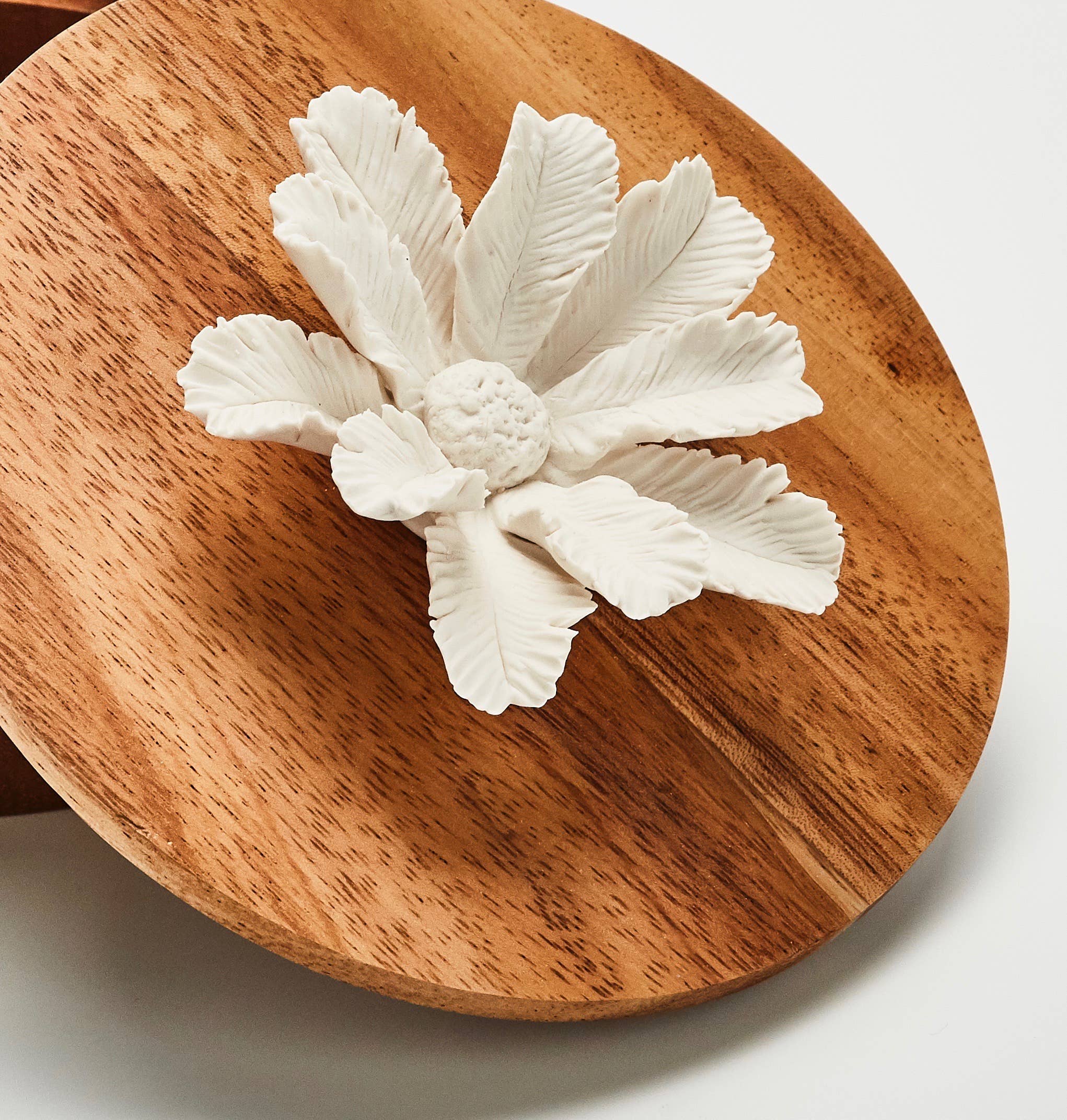Caja decorativa de madera de acacia y flor de porcelana de 15 cm