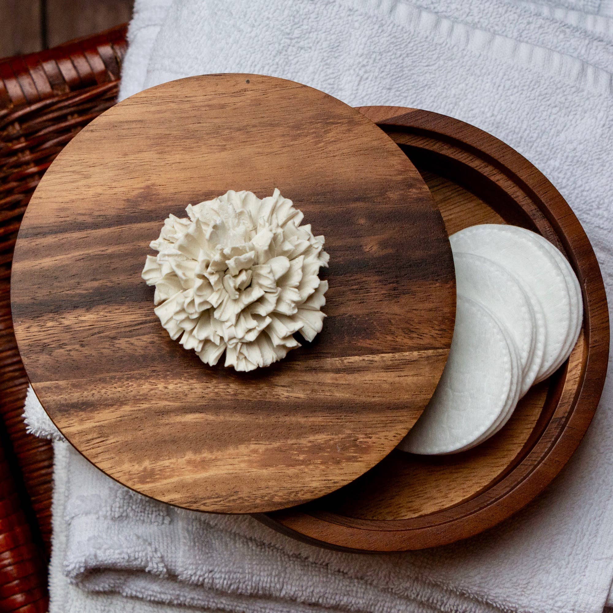 Caja redonda de madera de acacia con flor de porcelana blanca, diámetro 15 cm