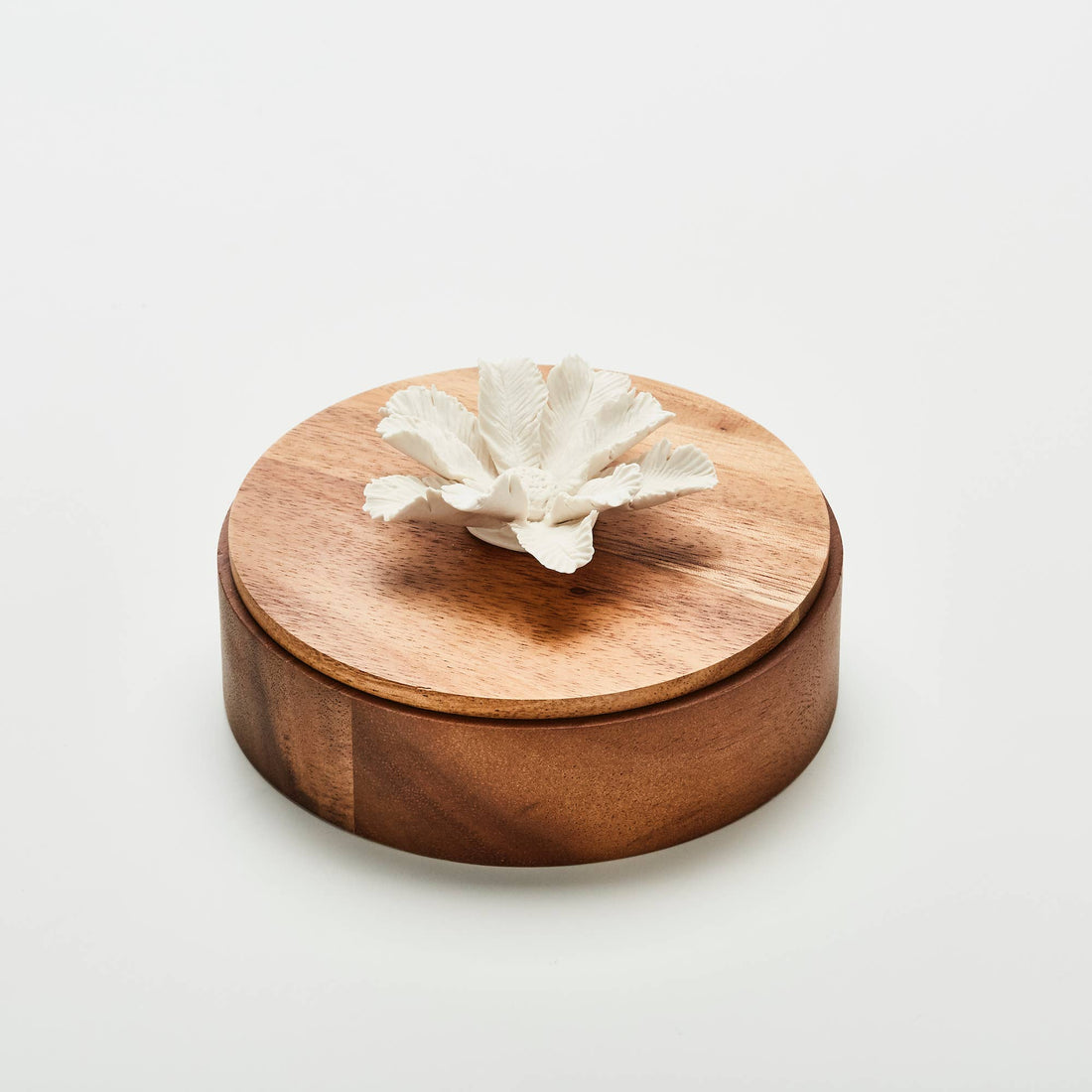 Caja decorativa de madera de acacia y flor de porcelana de 15 cm