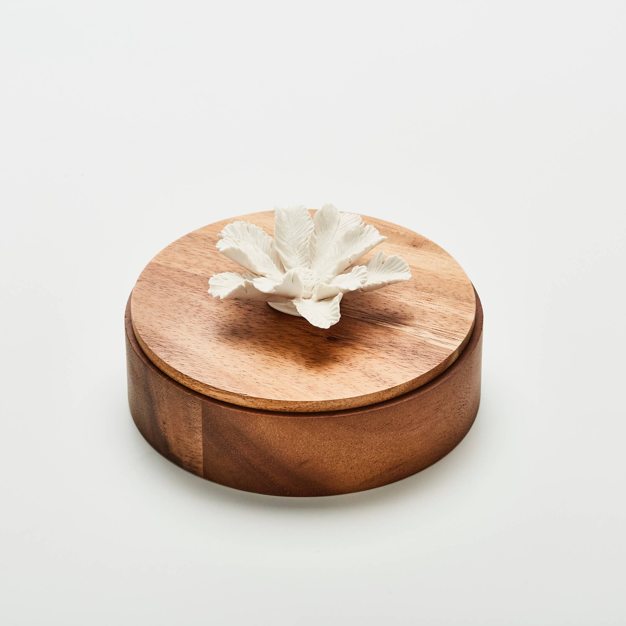 Caja decorativa de madera de acacia y flor de porcelana de 15 cm