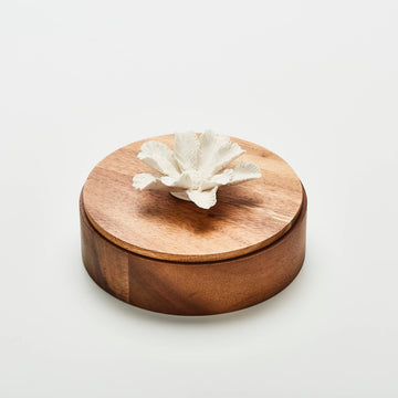 Caja decorativa de madera de acacia y flor de porcelana de 15 cm