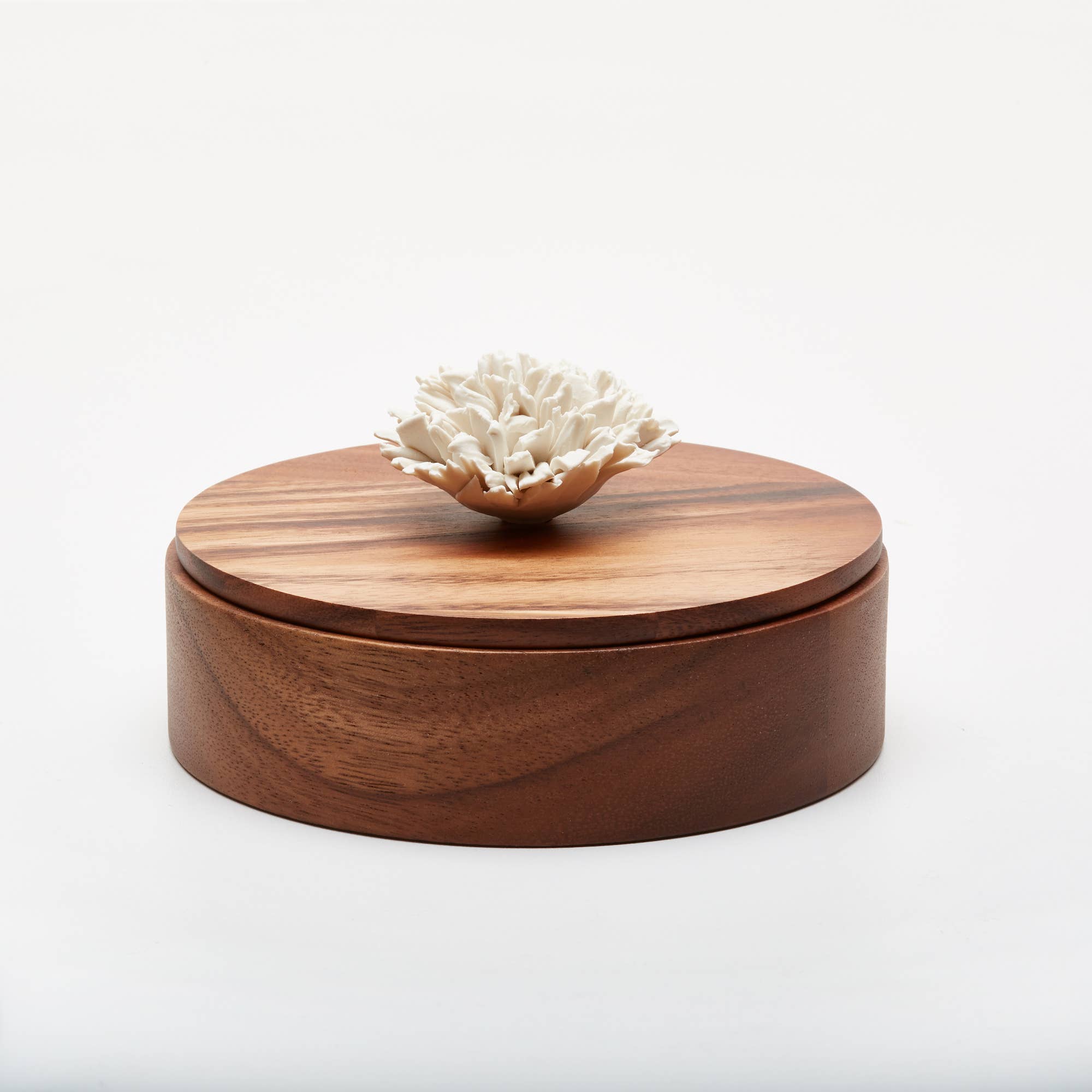Caja redonda de madera de acacia con flor de porcelana blanca, diámetro 15 cm