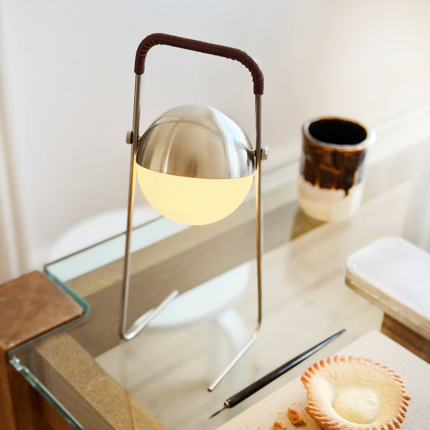 Lámpara de mesa LED recargable Mova marrón