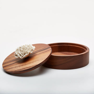 Caja redonda de madera de acacia con flor de porcelana blanca, diámetro 15 cm
