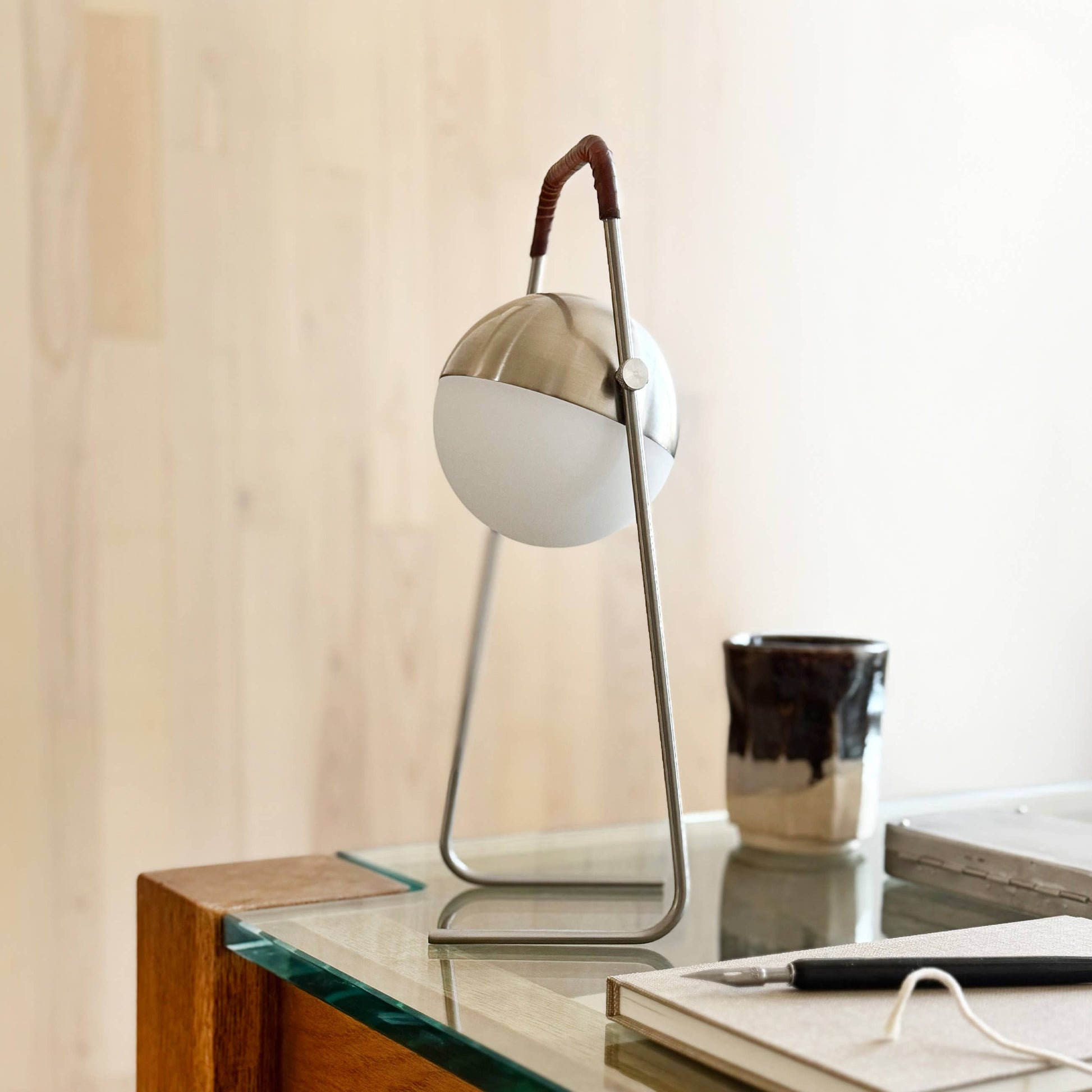Lámpara de mesa LED recargable Mova marrón en Tilda Deco - imagen 6