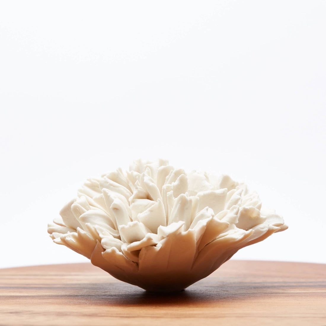 Caja redonda de madera de acacia con flor de porcelana blanca, diámetro 15 cm