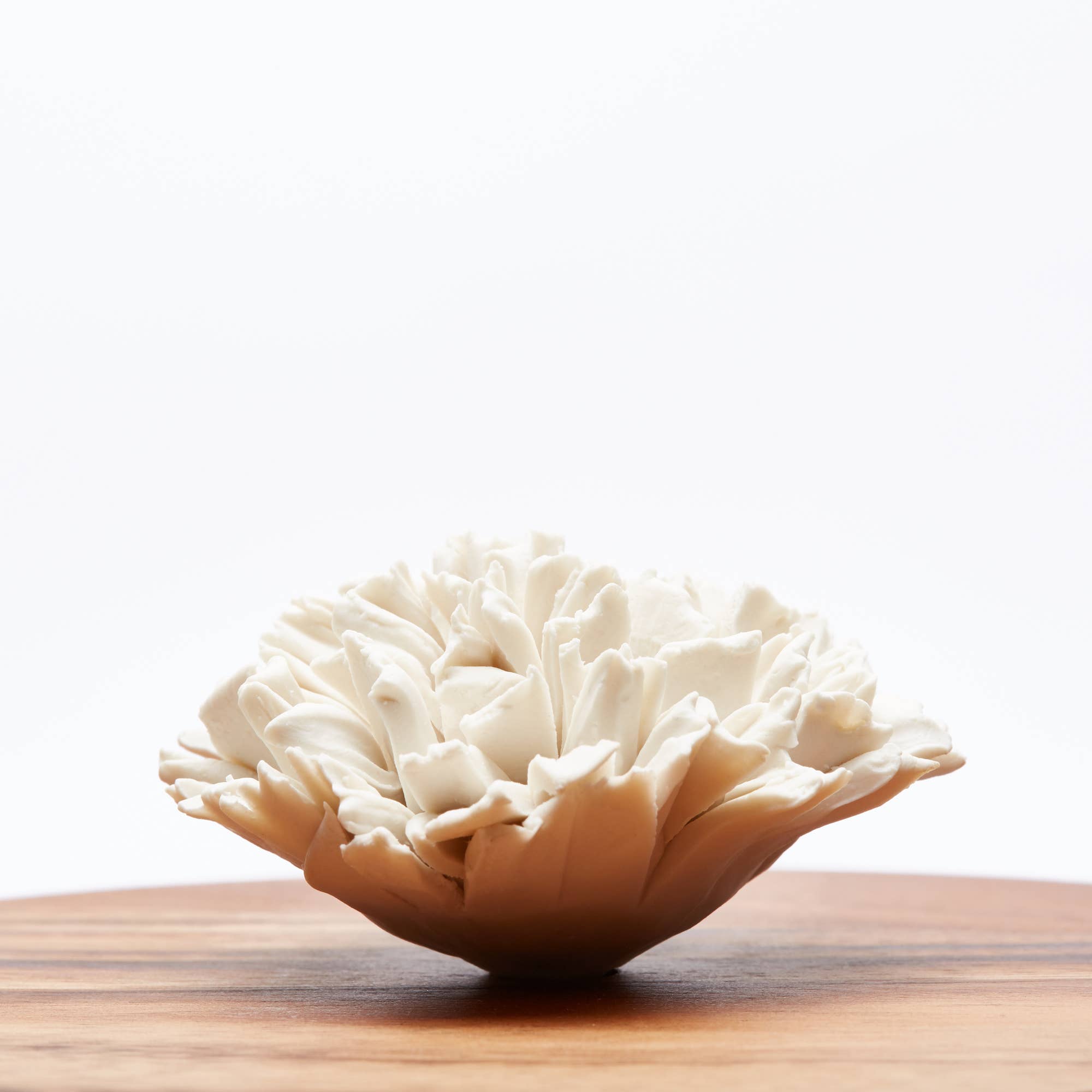 Caja redonda de madera de acacia con flor de porcelana blanca, diámetro 15 cm