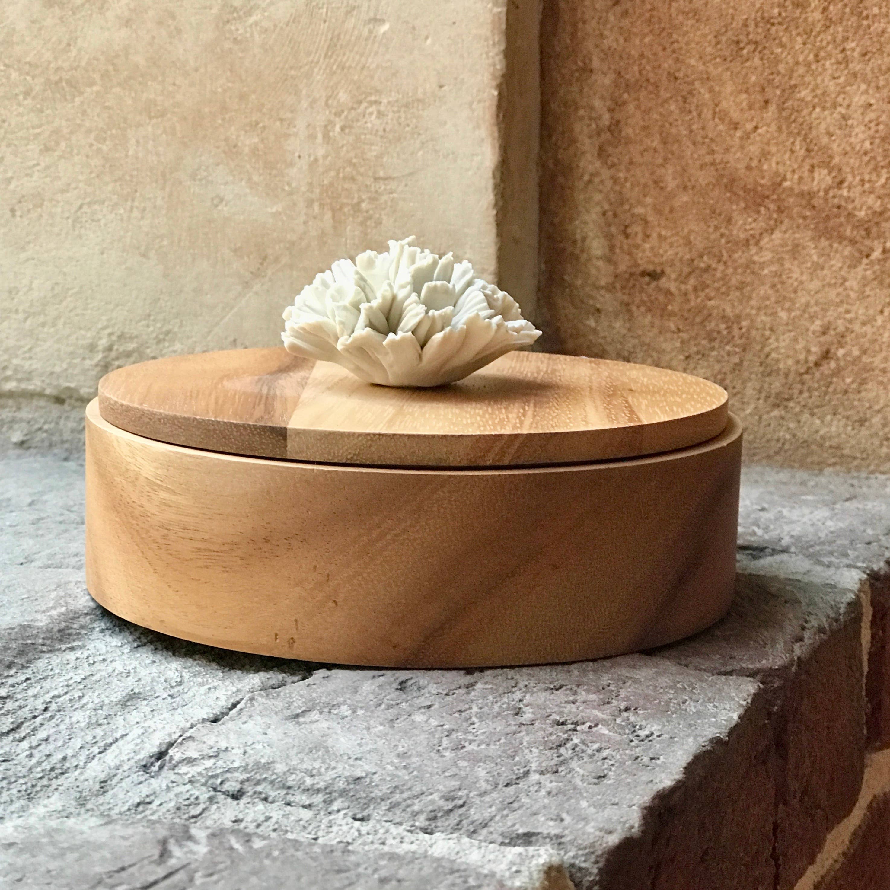 Caja redonda de madera de acacia con flor de porcelana blanca, diámetro 15 cm