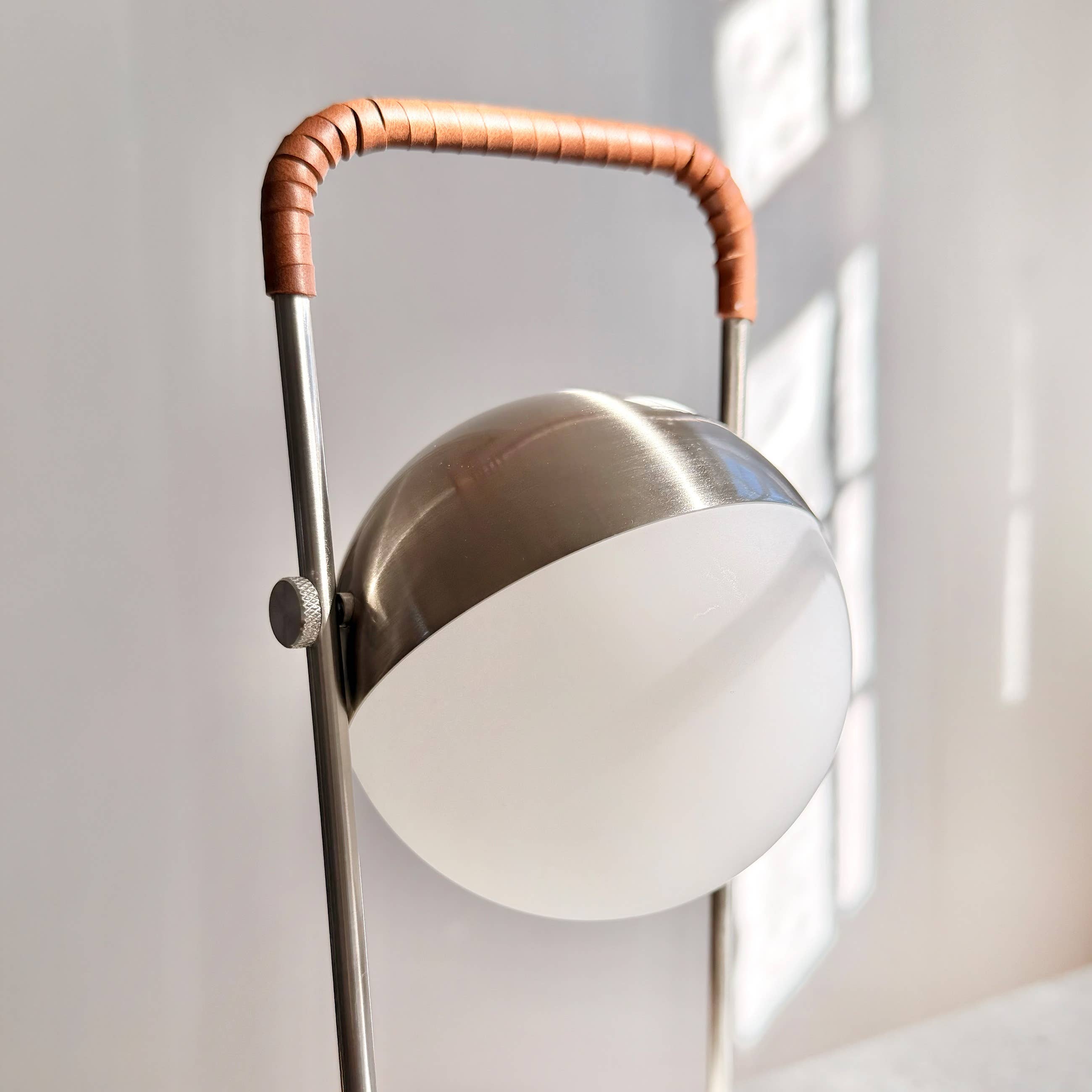 Lámpara de mesa LED recargable Mova marrón en Tilda Deco - imagen 9