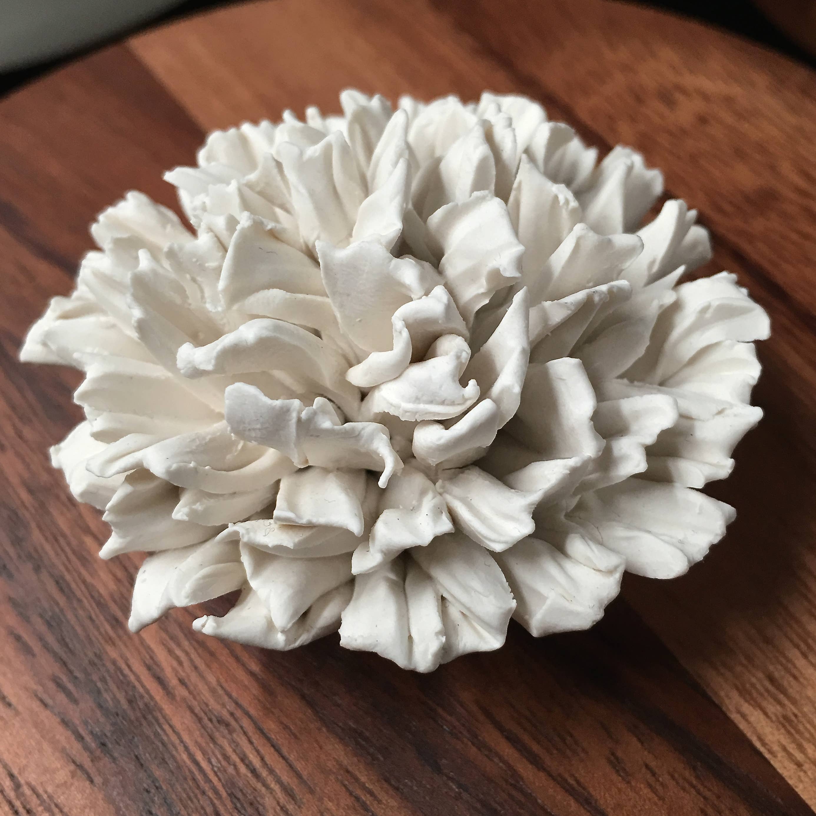 Caja redonda de madera de acacia con flor de porcelana blanca, diámetro 15 cm