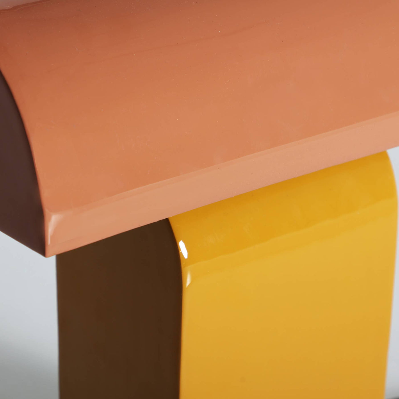 Lámpara de sobremesa de hierro en color amarillo