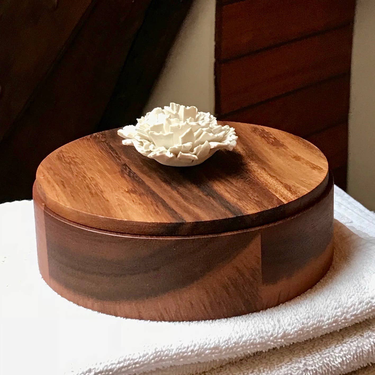 Caja redonda de madera de acacia con flor de porcelana blanca, diámetro 15 cm
