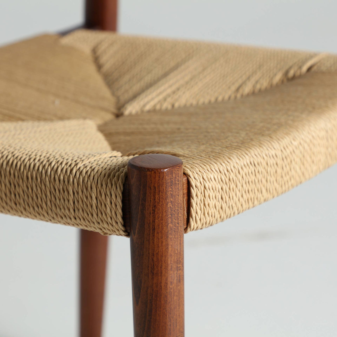 Silla de madera de haya en color marrón  de 56x52x76cm