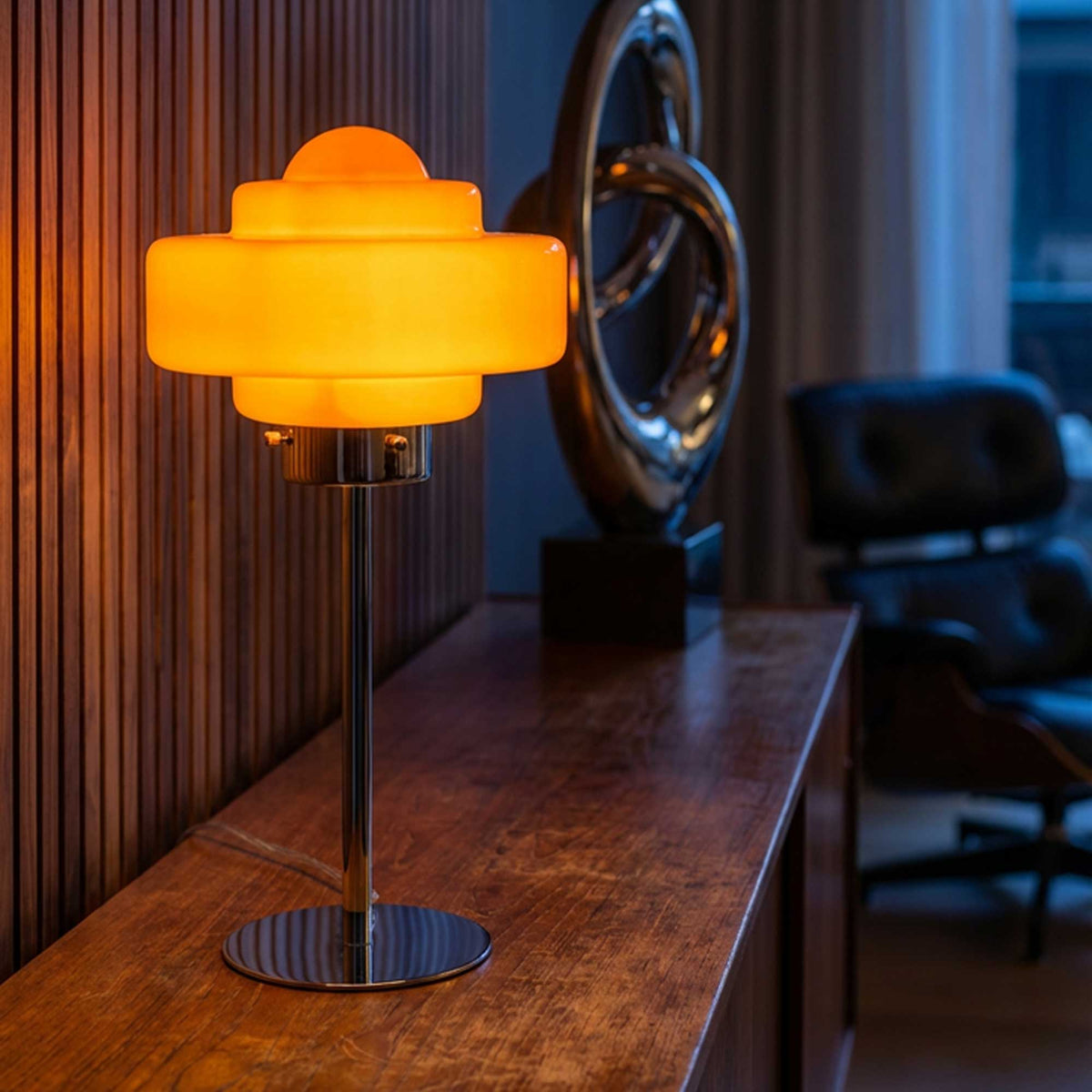 Lámpara de mesa de vidrio coloreado y metal cromado Zéni en Tilda Deco - imagen 8