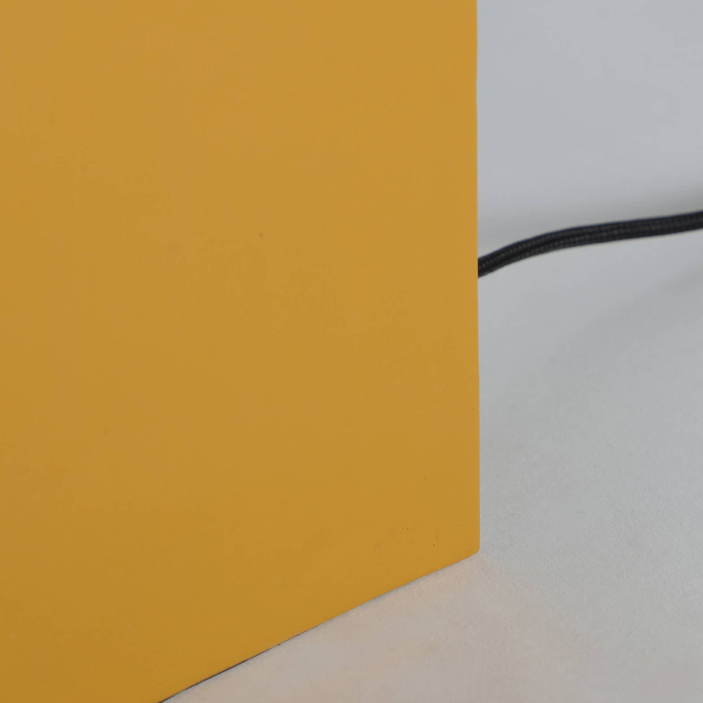 Lámpara de sobremesa de hierro en color amarillo