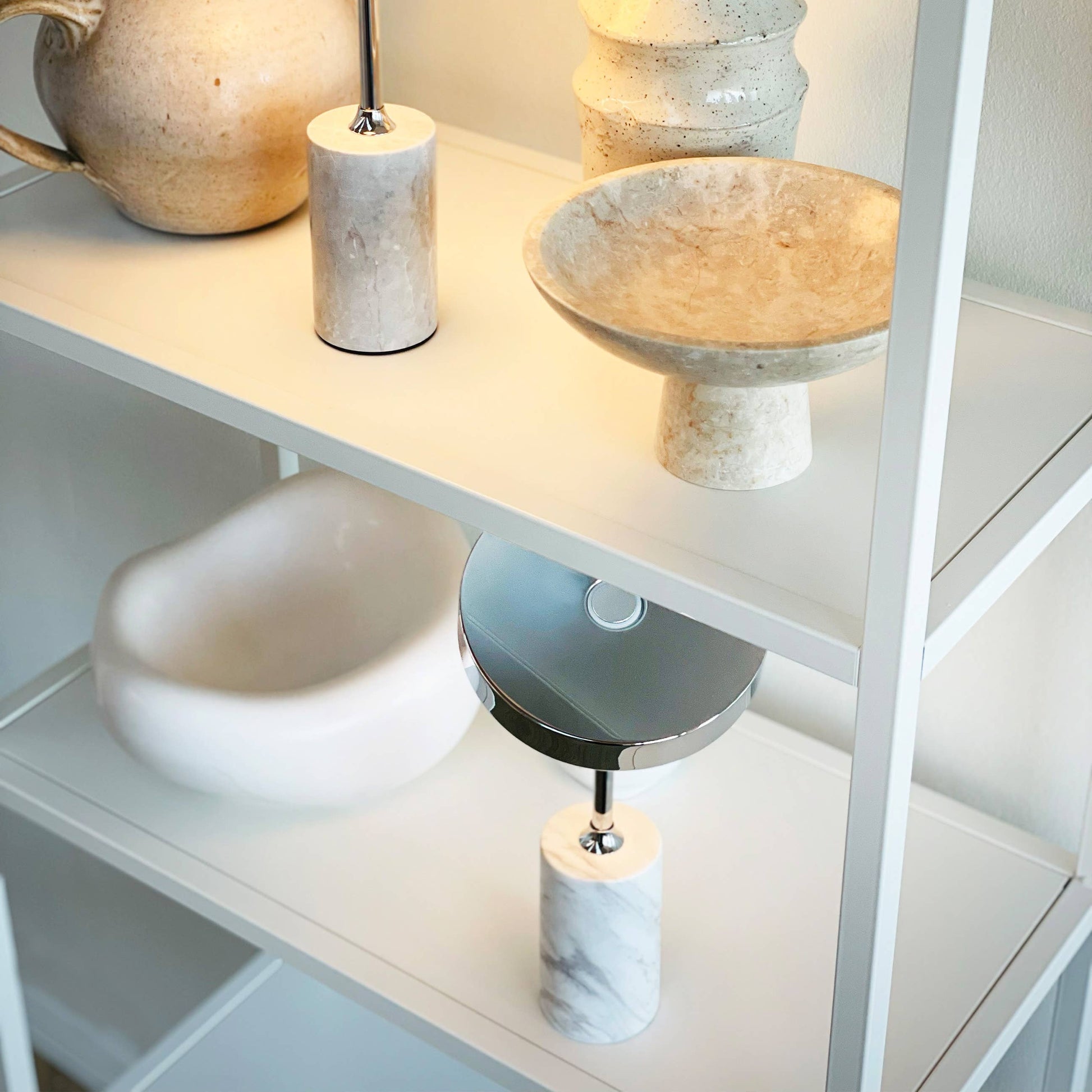 Lámpara de mesa recargable LED Starlight con base de mármol blanco y acabado cromado en Tilda Deco - imagen 8