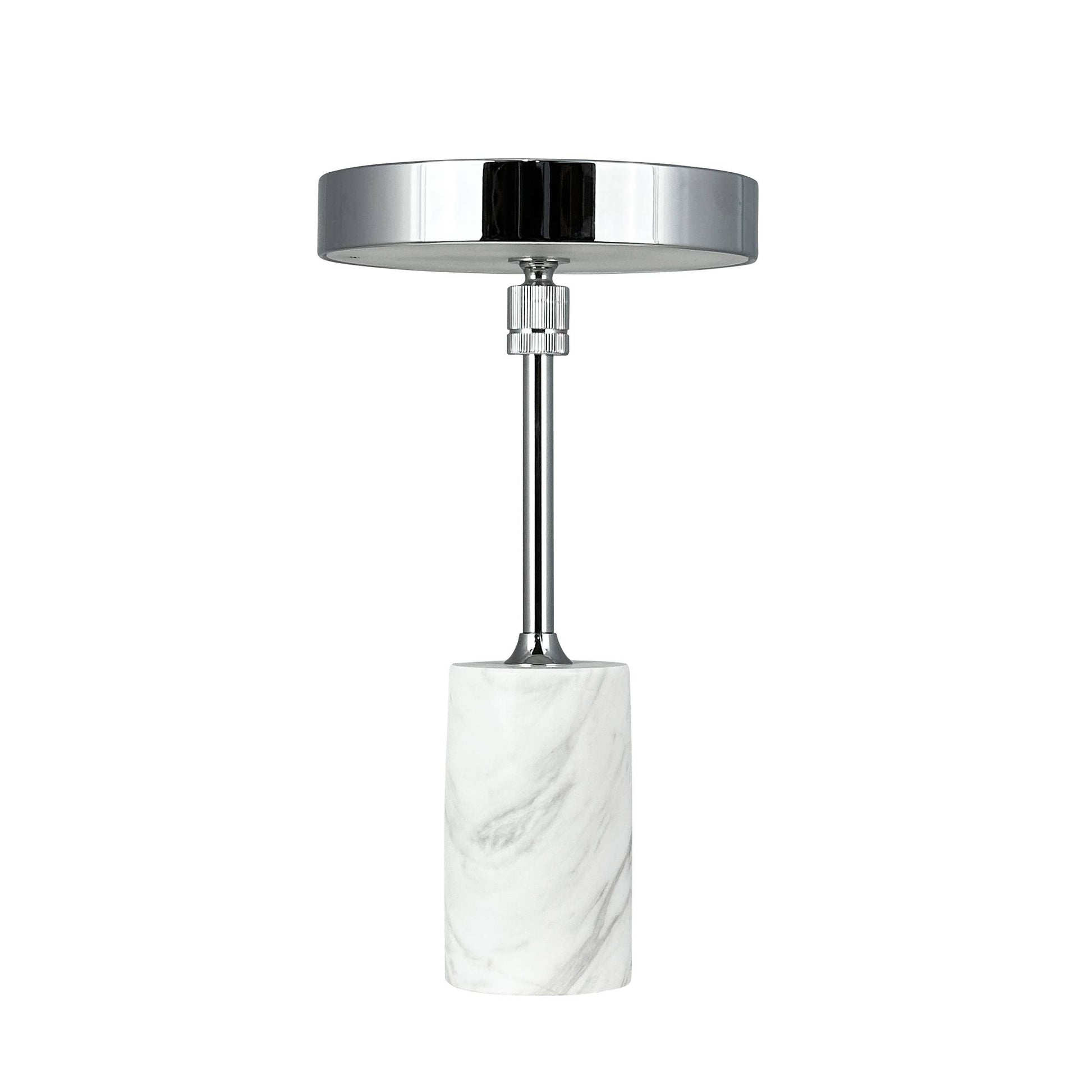 Lámpara de mesa recargable LED Starlight con base de mármol blanco y acabado cromado en Tilda Deco