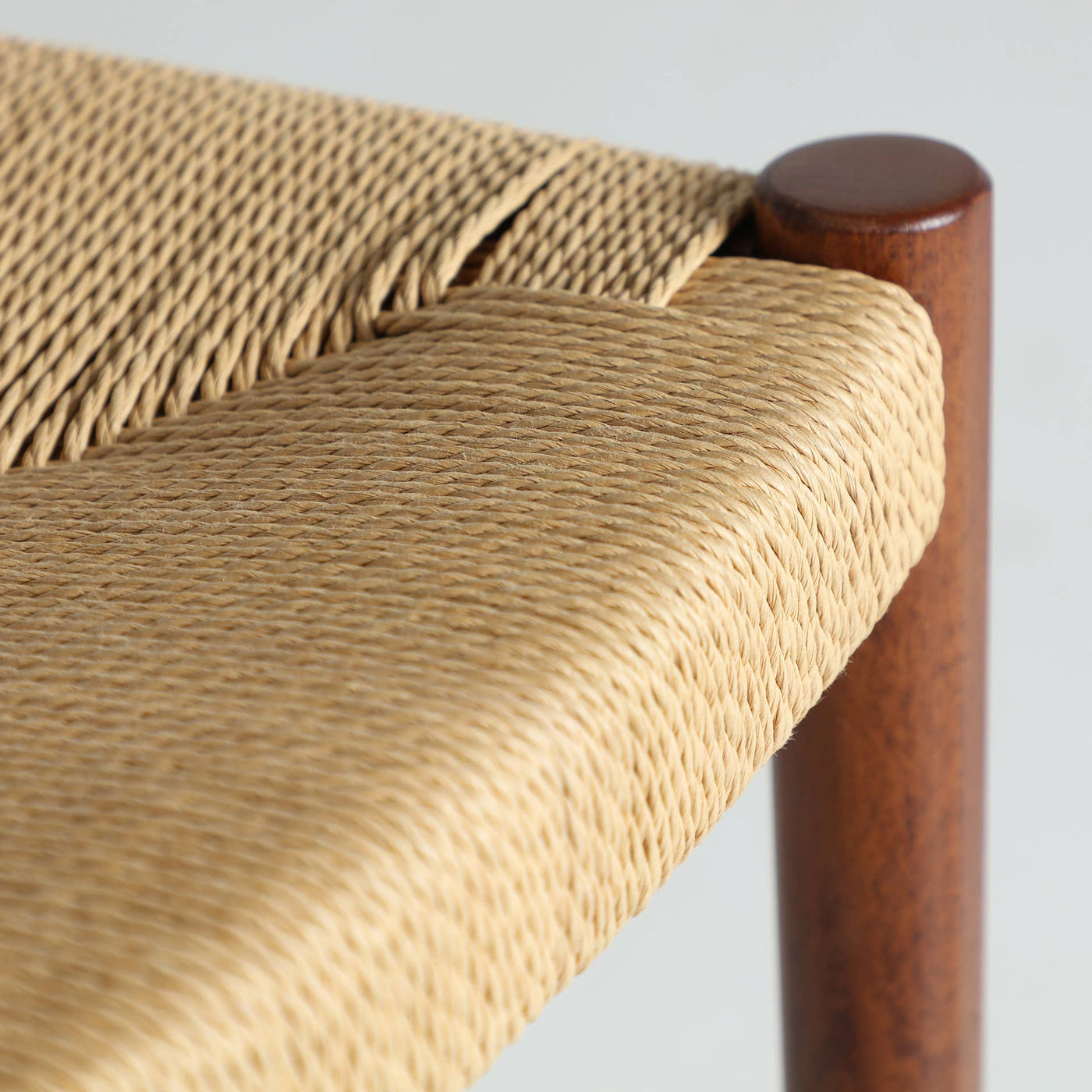 Silla de madera de haya en color marrón  de 56x52x76cm