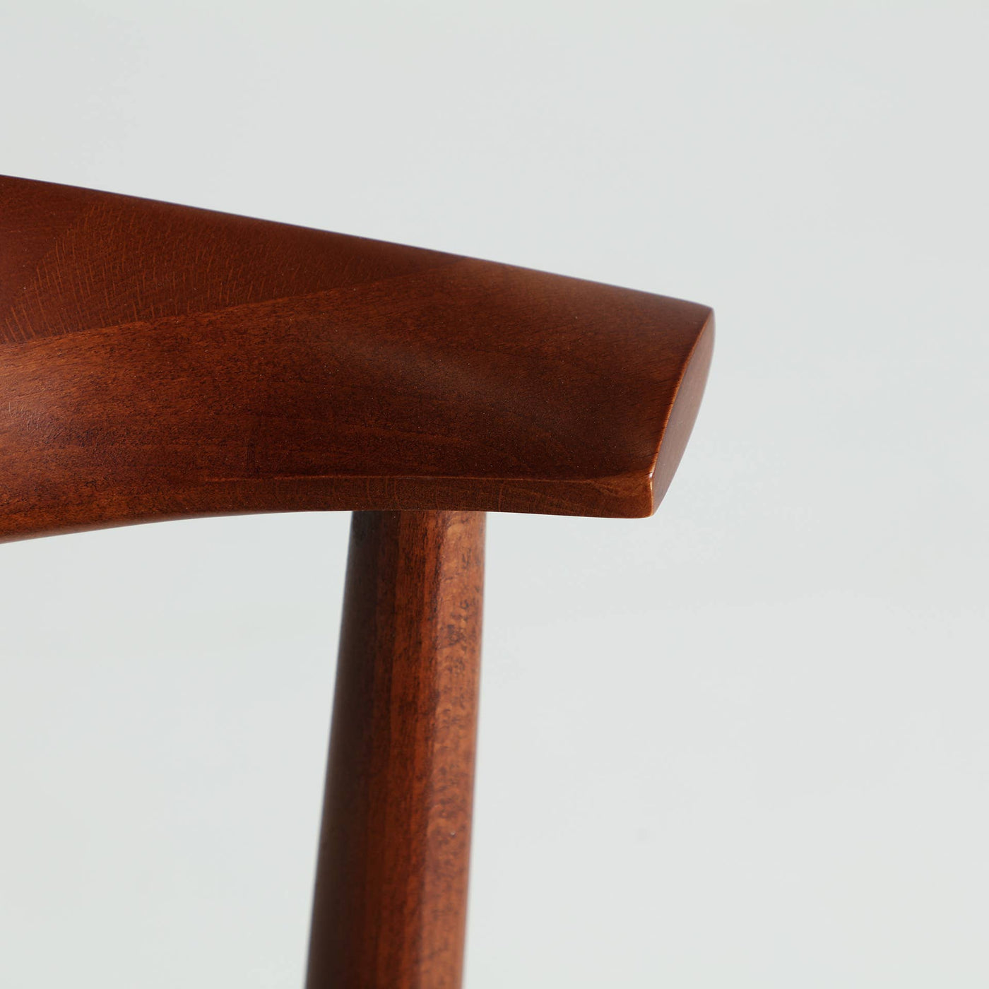 Silla de madera de haya en color marrón  de 56x52x76cm